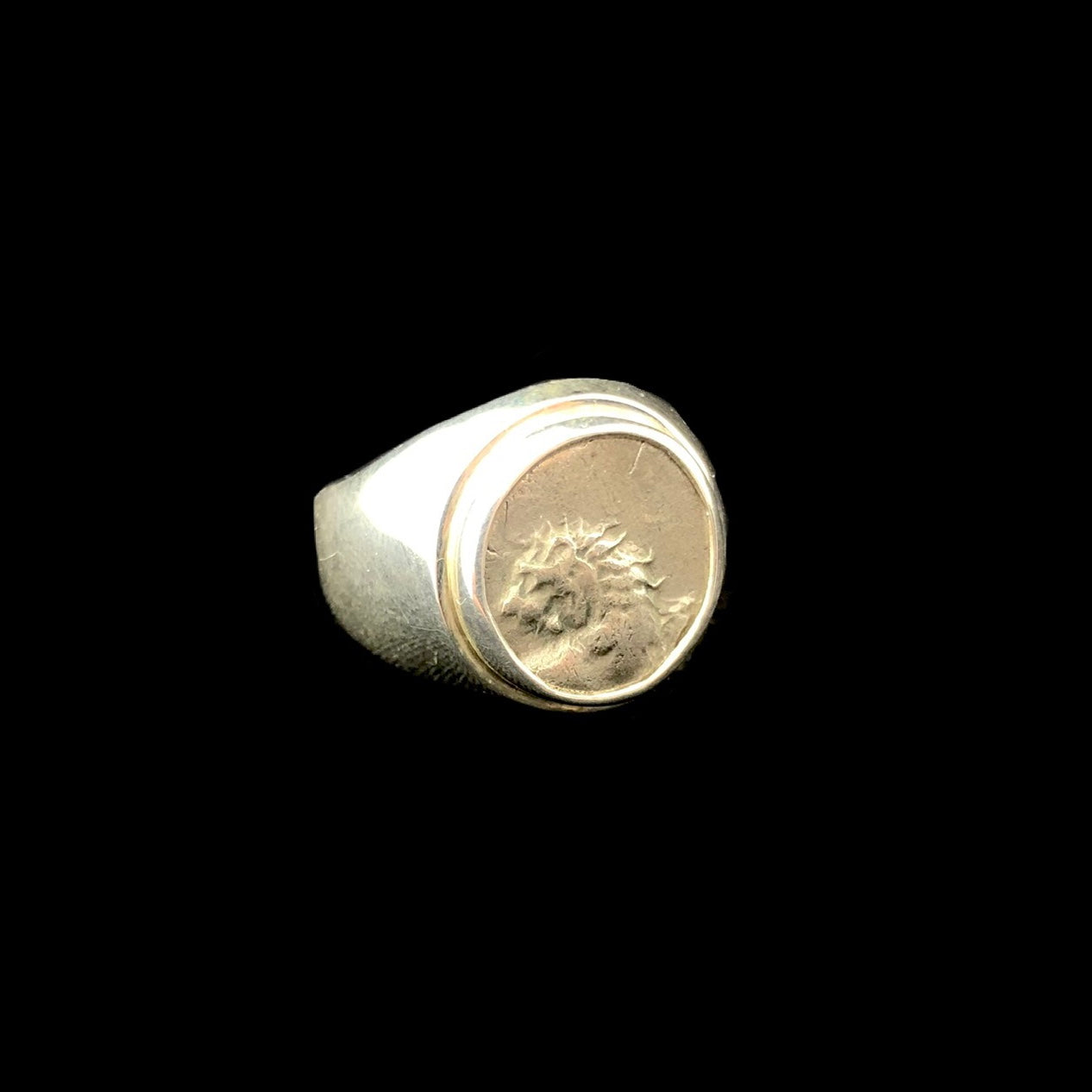 Front side view of Lion Coin Ring.