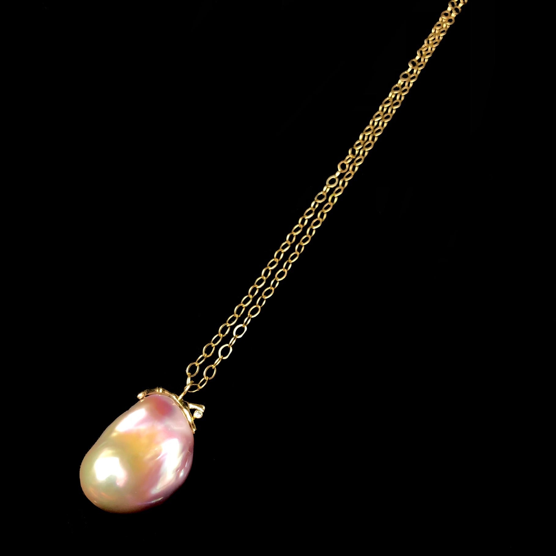 Side view of Pink Yangtze Pearl Necklace with round shape of the pears bottom end
