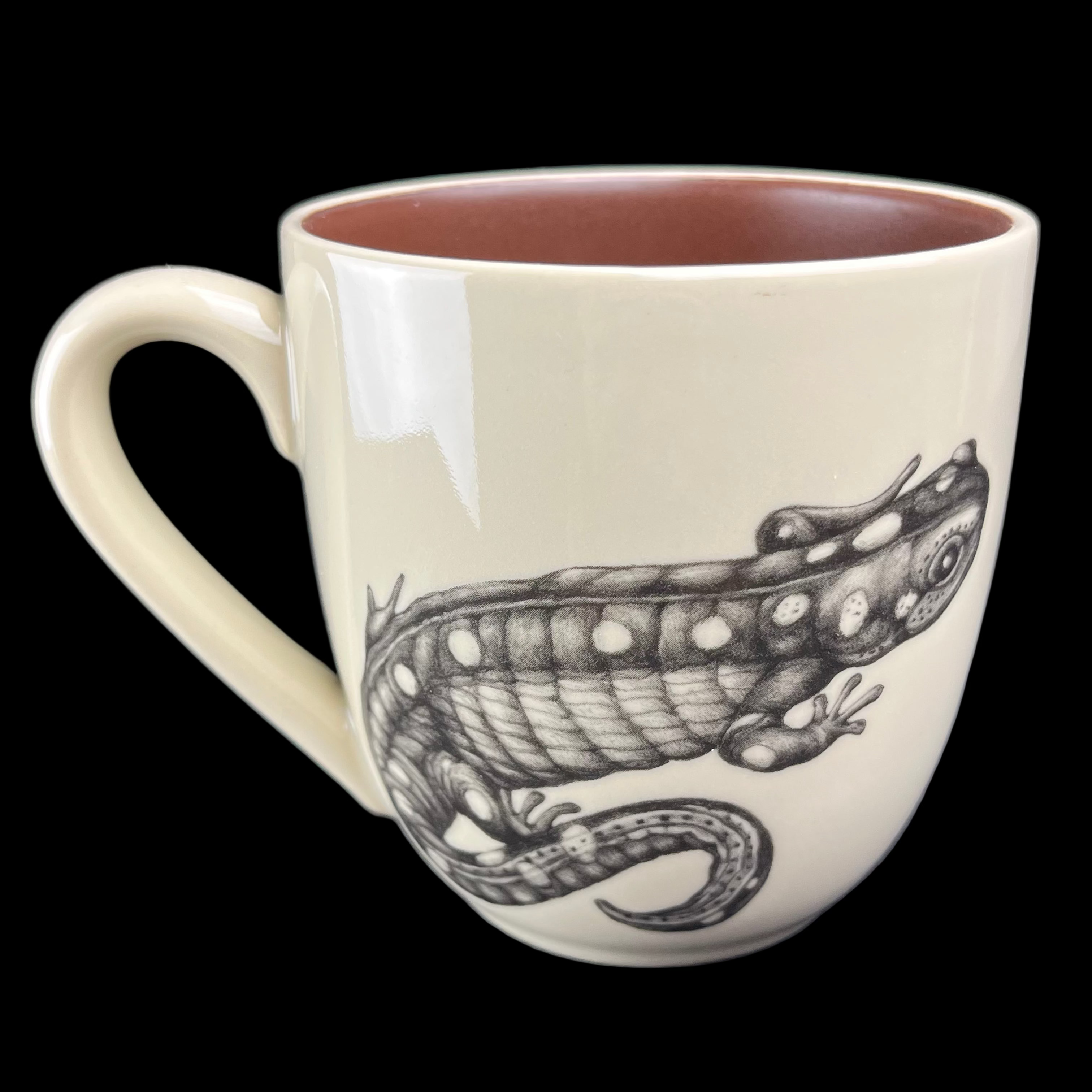 Mug with a lizard design on a dark background